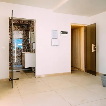 Alezzi Majestic 97 Apartment Navodari